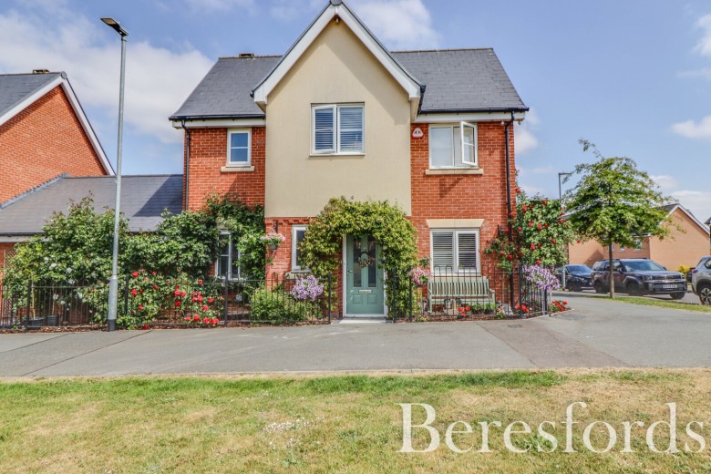 Click the photo for more details of School Avenue, Basildon, Essex, SS15