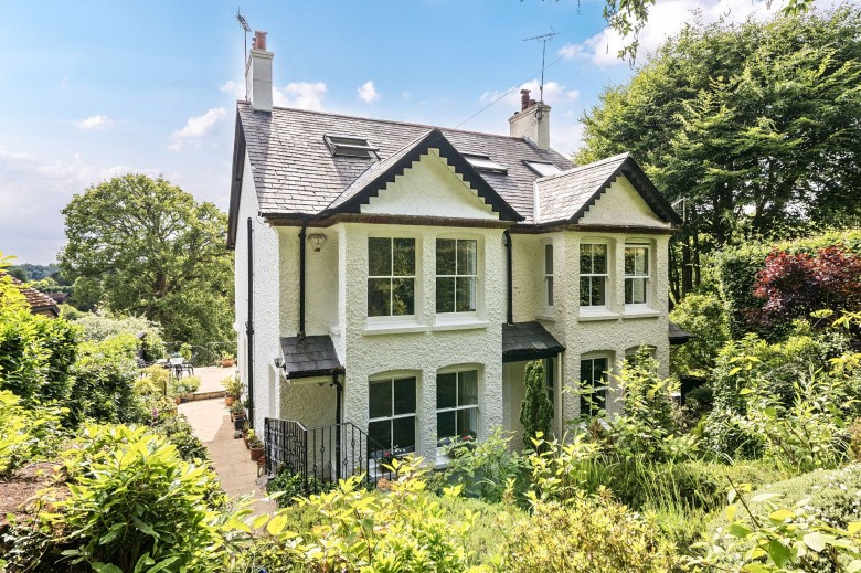 Click the photo for more details of Farnham Lane, Haslemere, GU27