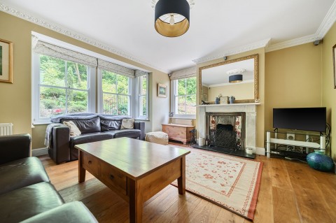 Click the photo for more details of Farnham Lane, Haslemere, GU27