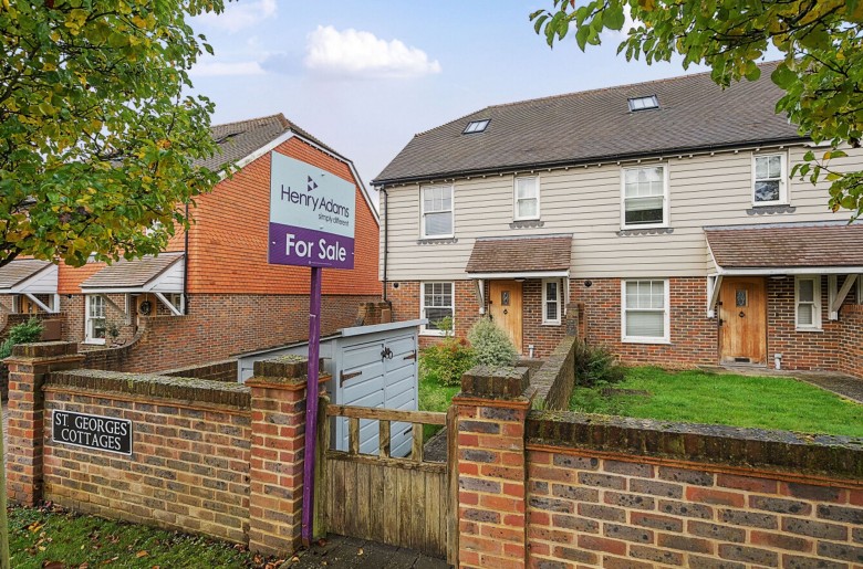 Click the photo for more details of Brighton Road, Handcross, RH17
