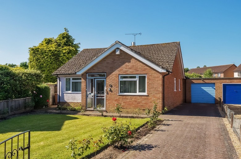 Click the photo for more details of Gloucester Close, Petersfield, GU32