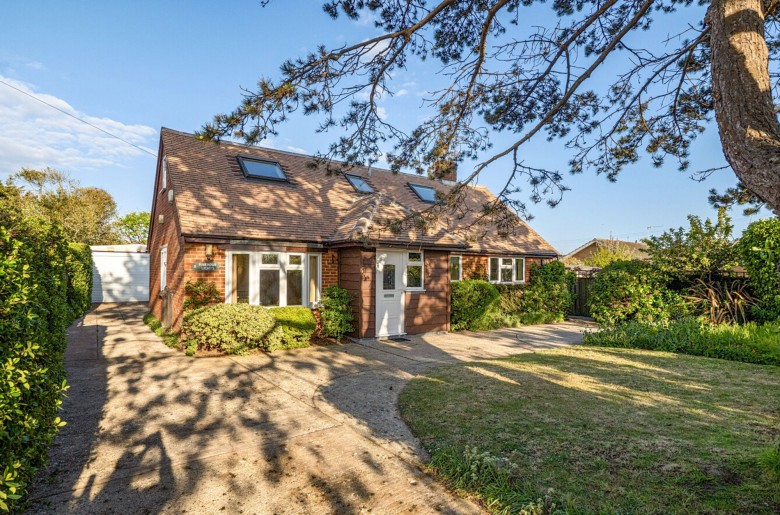 Click the photo for more details of Albion Road, Selsey, PO20