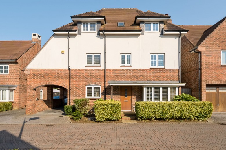 Click the photo for more details of Kilnwood Close, Faygate, RH12
