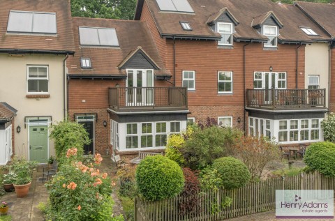 Click the photo for more details of Merritts Meadow, Petersfield, GU31