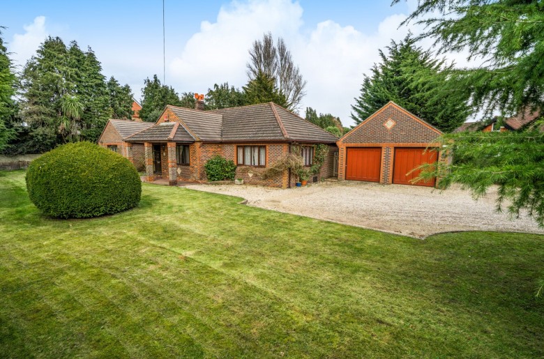 Click the photo for more details of Fontwell Avenue, Eastergate, PO20