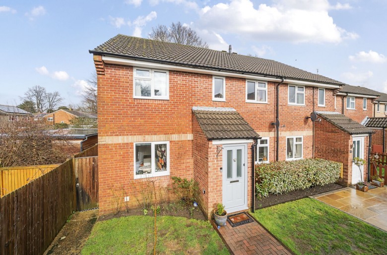 Click the photo for more details of Thorn Close, Petersfield, GU31