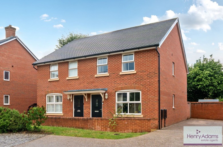 Click the photo for more details of Weald Way, Petersfield, GU31