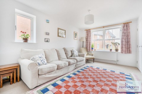 Click the photo for more details of Weald Way, Petersfield, GU31