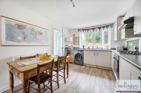 Click the photo for more details of Weald Way, Petersfield, GU31