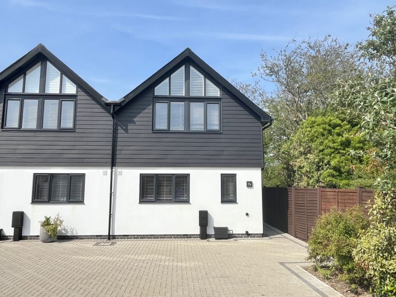 Click the photo for more details of Middleton Road, Middleton-On-Sea, PO22