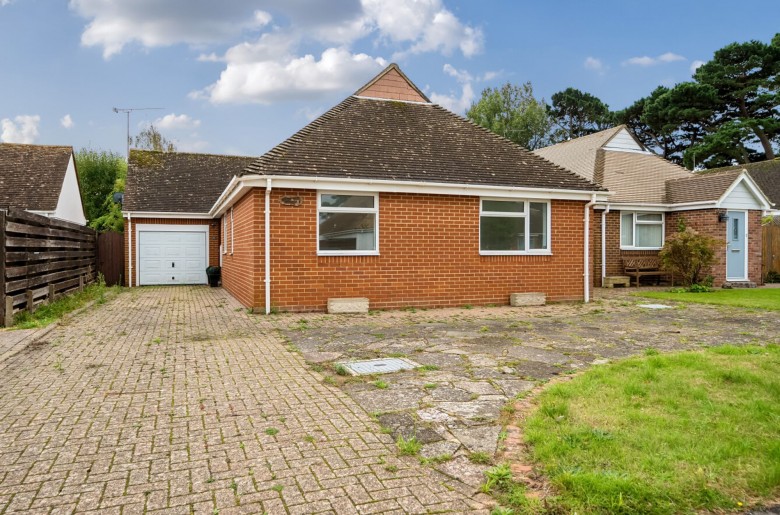 Click the photo for more details of Thrusloes, Aldwick Felds, PO21