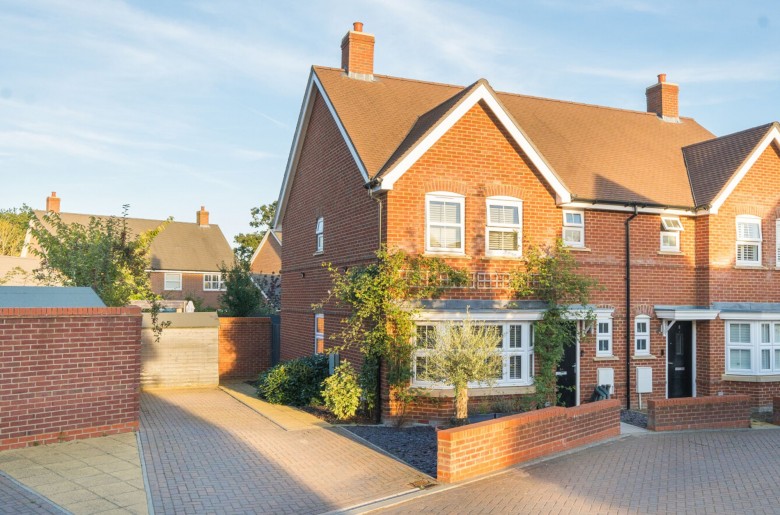 Click the photo for more details of Dairy Lane, Petersfield, GU31