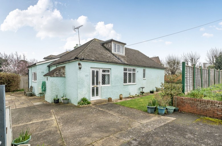 Click the photo for more details of North Avenue South, Middleton On Sea, PO22