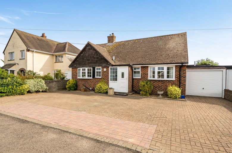 Click the photo for more details of Grove Road, Selsey, PO20