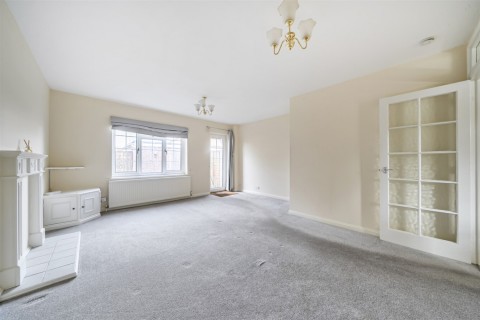 Click the photo for more details of Kings Road, Horsham, RH13