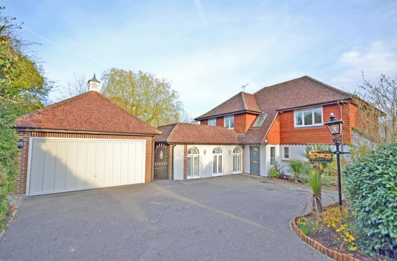Click the photo for more details of Balchins Close, Wisborough Green, RH14