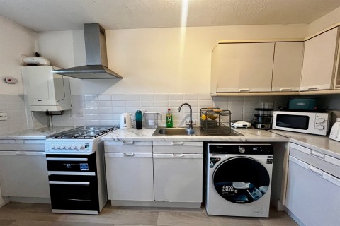 Click the photo for more details of Abbotsbury Court, Kings Road, Horsham, RH13