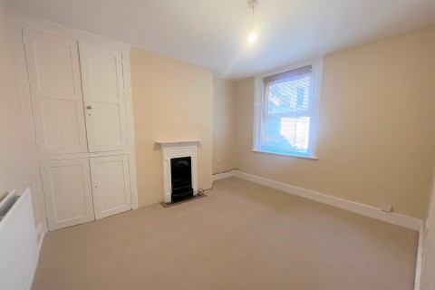 Click the photo for more details of Madeira Avenue, Horsham, RH12