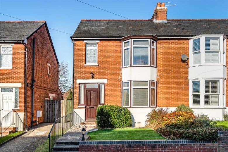 Click the photo for more details of Woolner Avenue, Petersfield, GU32