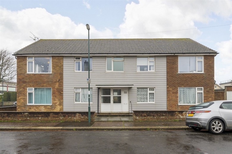 Click the photo for more details of Walton Avenue, Bognor Regis, PO21