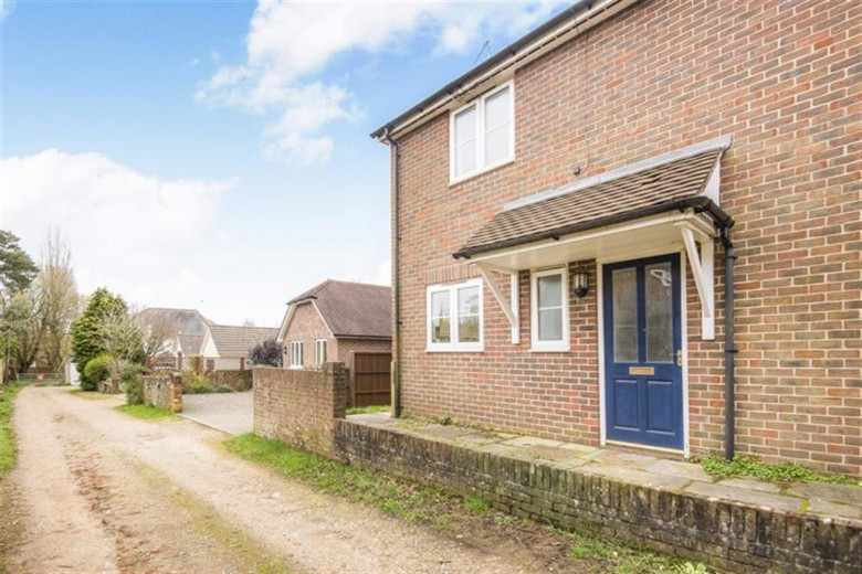 Click the photo for more details of Pulens Lane, Petersfield, GU31