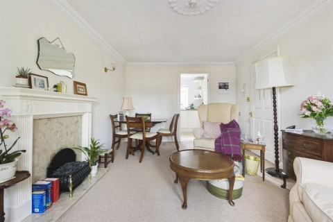 Click the photo for more details of Cremorne Place, King George Avenue, Petersfield, GU32