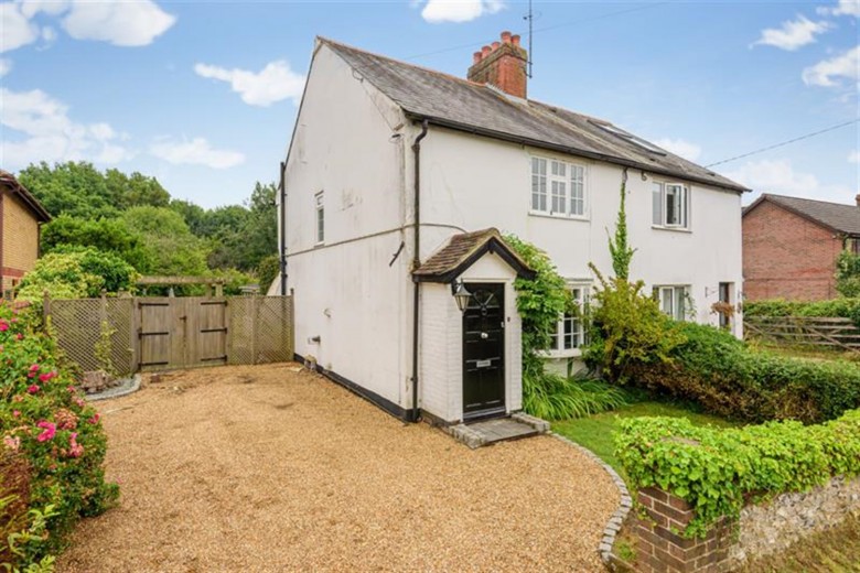 Click the photo for more details of North Stroud Lane, Petersfield, GU32