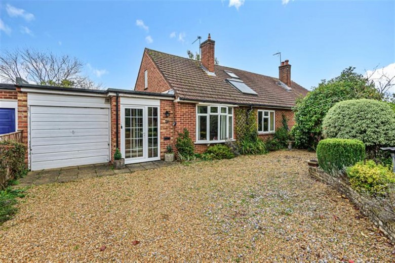 Click the photo for more details of Pulens Lane, Petersfield, GU31