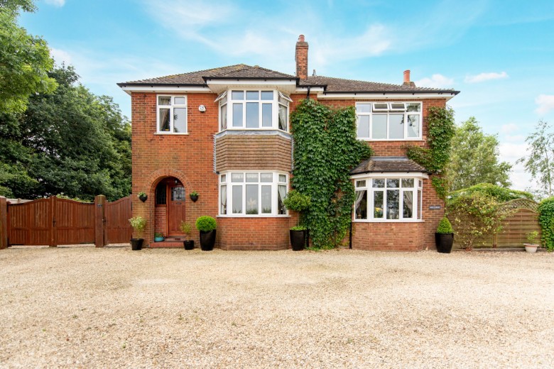 Click the photo for more details of Winslow Road, Wingrave, HP22