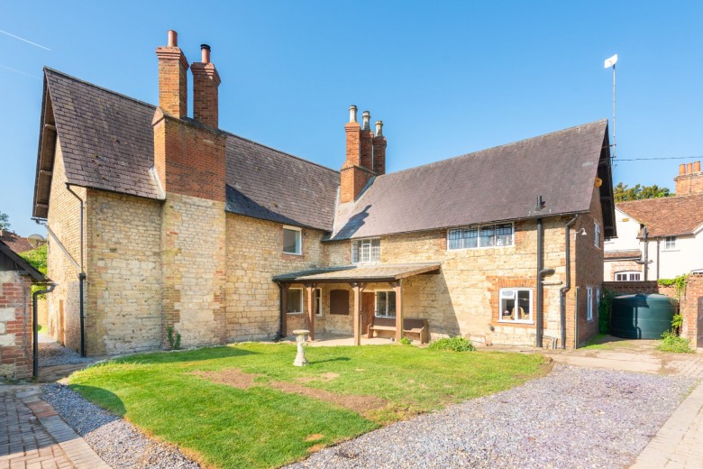 Click the photo for more details of Oving Road, Whitchurch, HP22