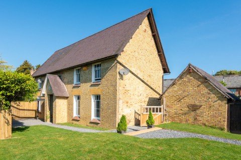 Click the photo for more details of Oving Road, Whitchurch, HP22