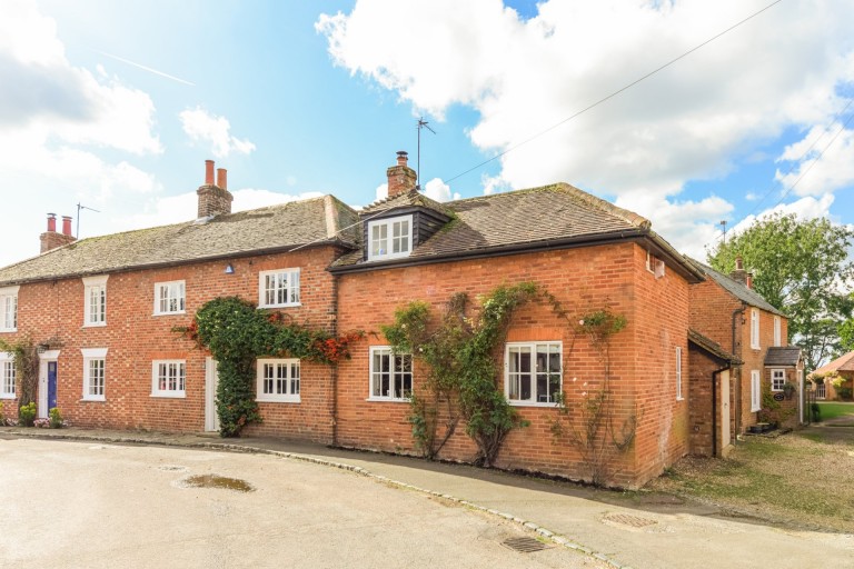 Images for High Street, Weedon, HP22