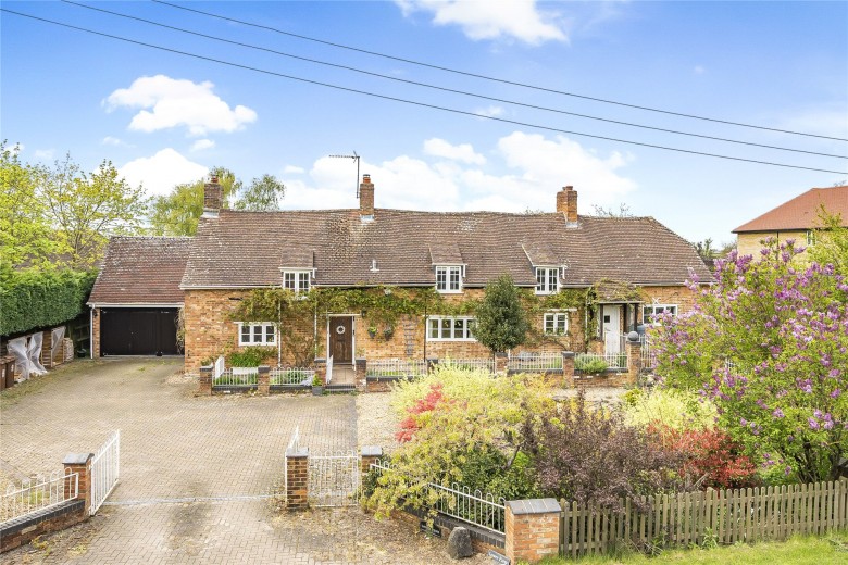 Click the photo for more details of Grendon Road, Edgcott, HP18