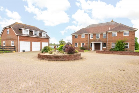 Click the photo for more details of Kingswood, Aylesbury, HP18