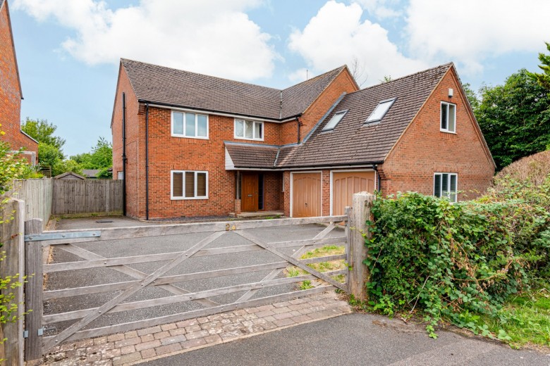 Click the photo for more details of Wendover Way, Aylesbury, HP21
