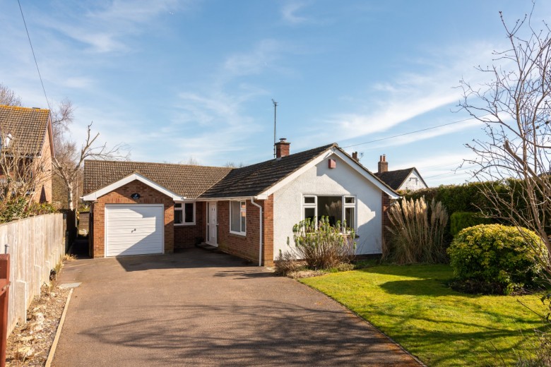 Click the photo for more details of New Road, Dinton, HP17