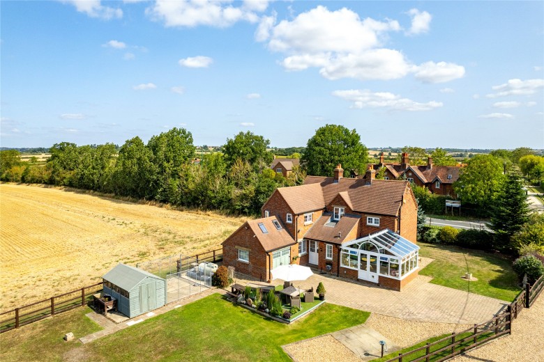 Click the photo for more details of Buckingham Road, Weedon, HP22