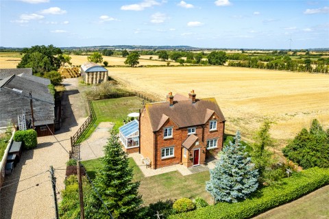 Click the photo for more details of Buckingham Road, Weedon, HP22