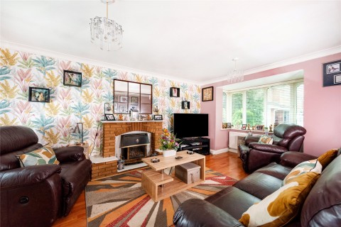 Click the photo for more details of Kingfisher Road, Buckingham, MK18