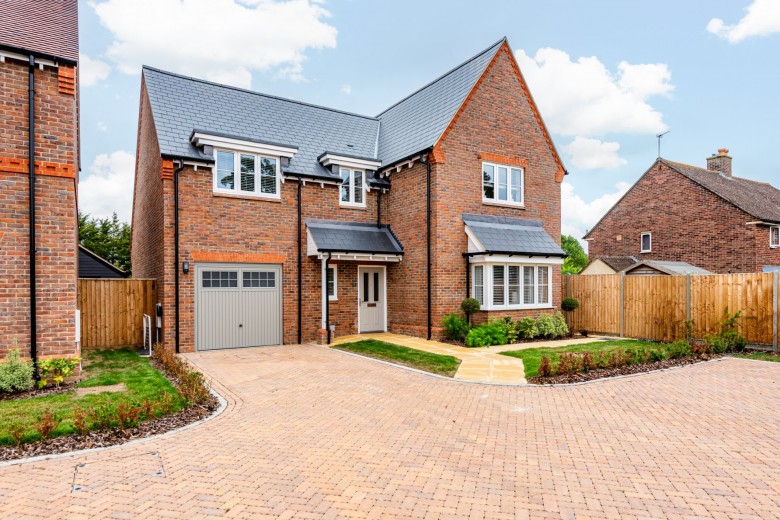 Click the photo for more details of New Road, Dinton, HP17