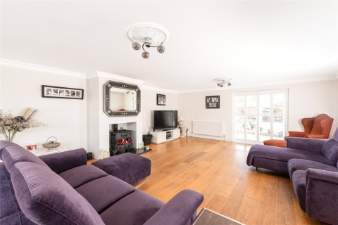 Click the photo for more details of Alma Farm Road, Toddington, LU5
