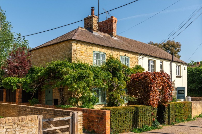 Click the photo for more details of The Green, Deanshanger, MK19