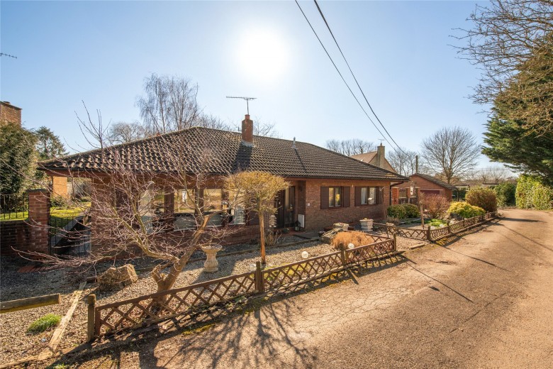 Click the photo for more details of Hayes Road, Deanshanger, MK19