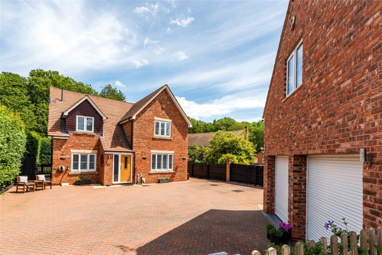 Click the photo for more details of Phipps Road, Woodford Halse, NN11